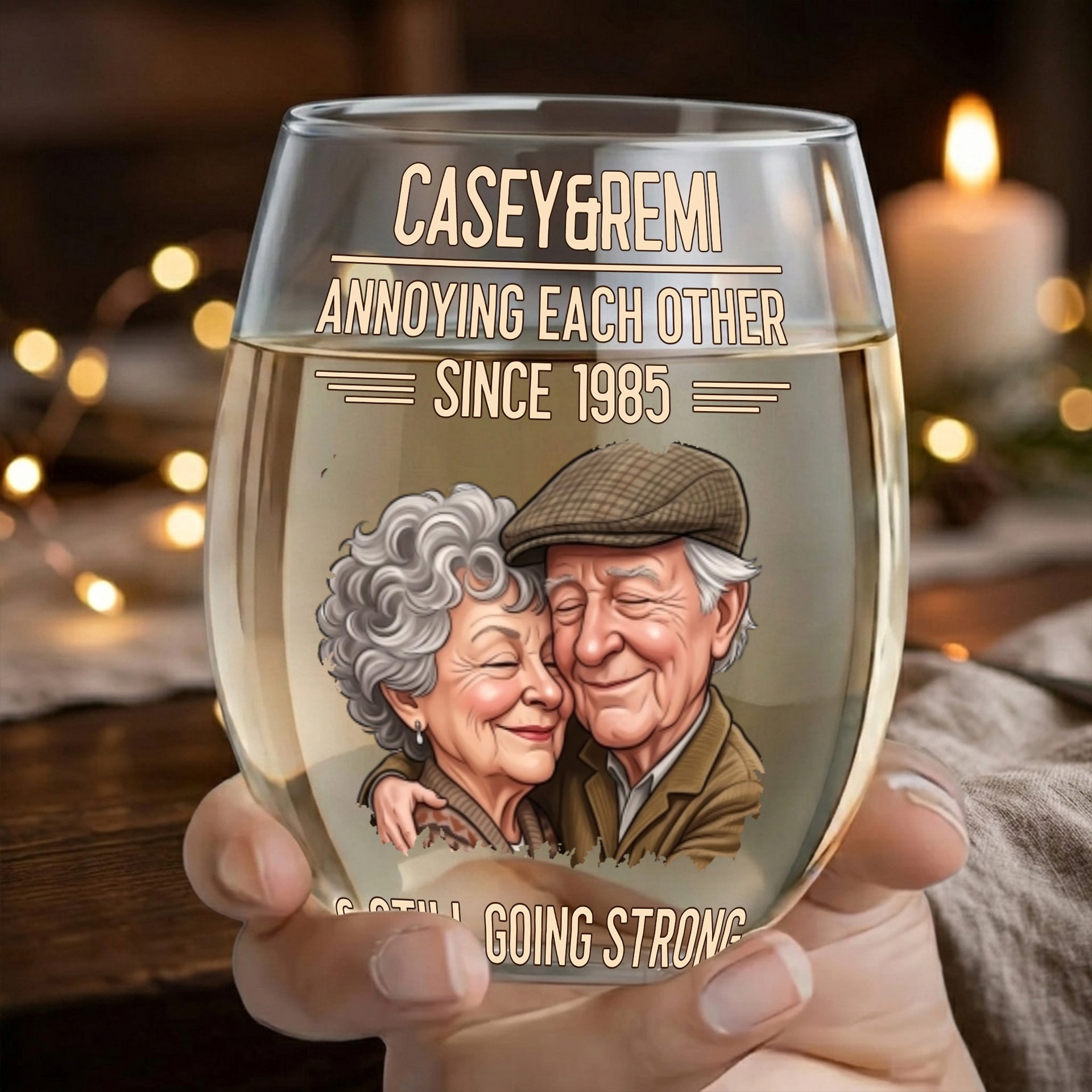 Personalized Stemless Wine Glass – Custom Photo Caricature “Annoying Each Other” Vintage Couple Gift 商品缩略图