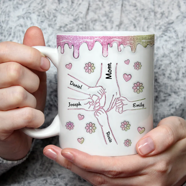 Mamas Hand halten – Muttertag, Geschenk für Mama, Oma – personalisierte, individuelle 3D-Tasse mit aufgeblasenem Effekt und bedrucktem Akzent