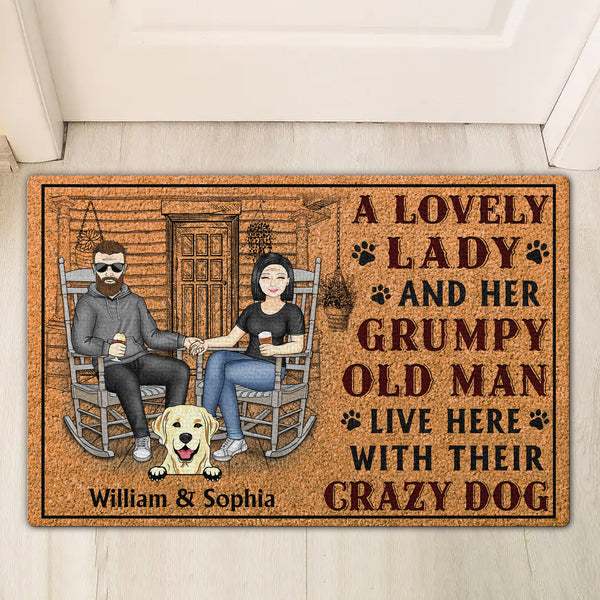 Une charmante dame et un vieil homme grincheux vivent ici - Cadeau de couple pour les amoureux des chiens - Paillasson personnalisé personnalisé