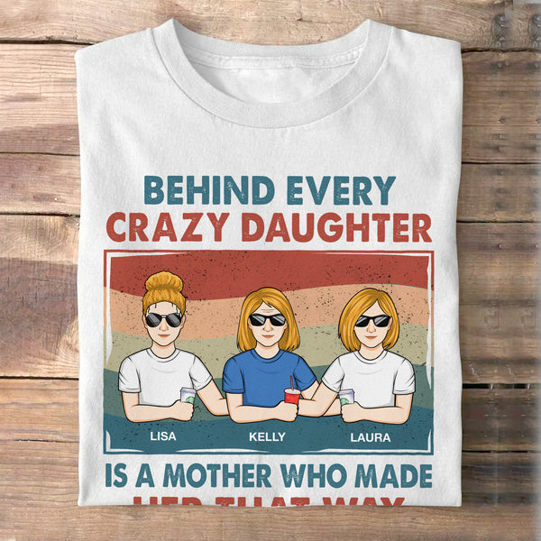Hinter jeder verrückten Tochter steckt ihre Mutter - Geschenk für Mama, Oma - Personalisiertes Shirt