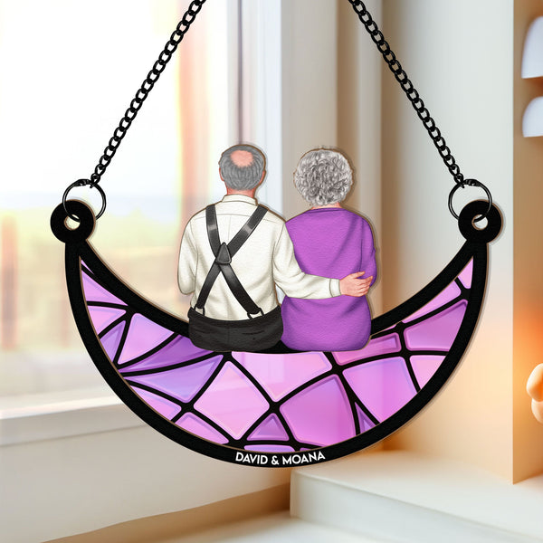 Couple assis sur la lune - Ornement personnalisé de capteur de soleil suspendu à la fenêtre