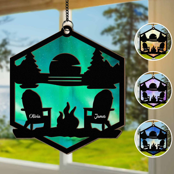 Camping de montagne - Ornement personnalisé de Suncatcher suspendu à la fenêtre