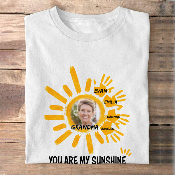 Oma &amp; Kinder „You Are My Sunshine“ – Geschenk für Oma, Muttertag, Geburtstagsgeschenk – personalisiertes individuelles Fotoshirt